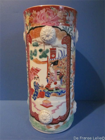 een antiek Japans porseleinen cilinder vaas