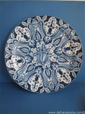 a handpainted earthenware Tichelaar Makkum plate