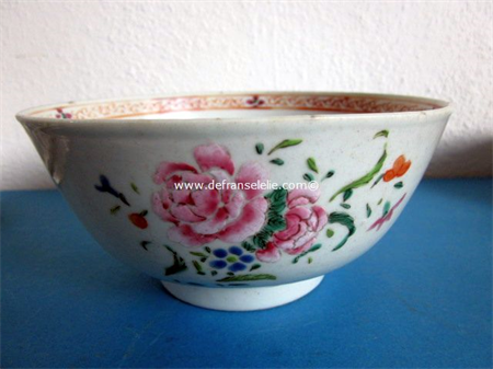 een antiek Chinees porceleinen famille rose kom