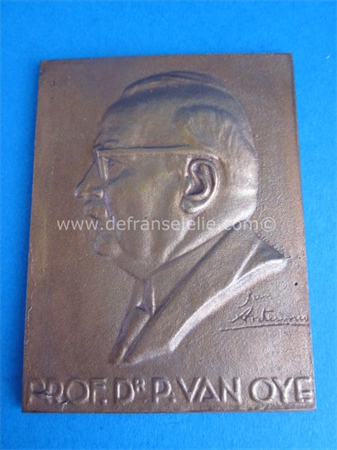een bronzen plaquette Prof Dr. van Oye