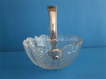 een antiek geslepen kristallen bonbonschaal met zilveren hengsel