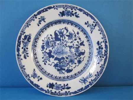 een antiek Chinees porceleinen blauw wit bord 