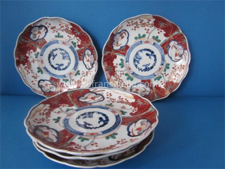 een set van zes Japans porseleinen borden 