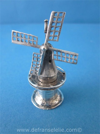 een Hollands zilveren miniatuur windmolen