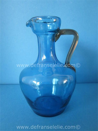 een antiek blauw glazen waterkaraf