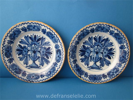 a pair of 18th century earthenware Delft plates