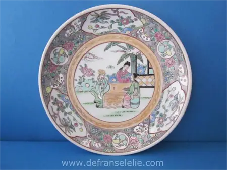 een antiek Japans polychroom porseleinen bord