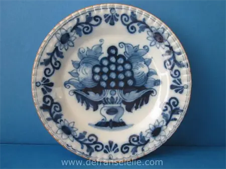 een handbeschilderd blauw wit Makkumer aardewerk bord