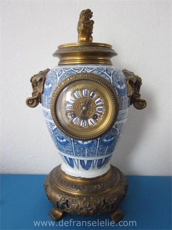  een antieke Franse vaas klok 