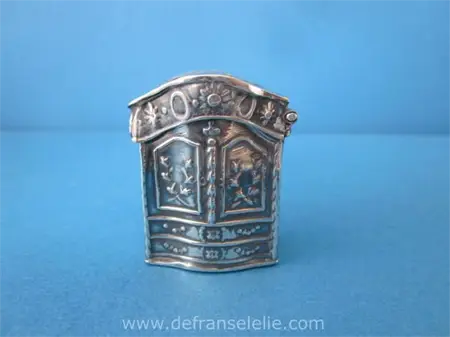 een antiek Hollands zilveren lodereindoosje