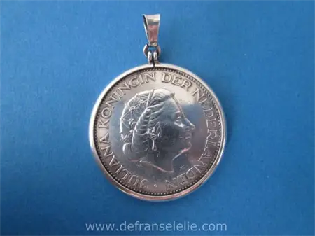 een Hollands zilveren 2,5 gulden munt hanger