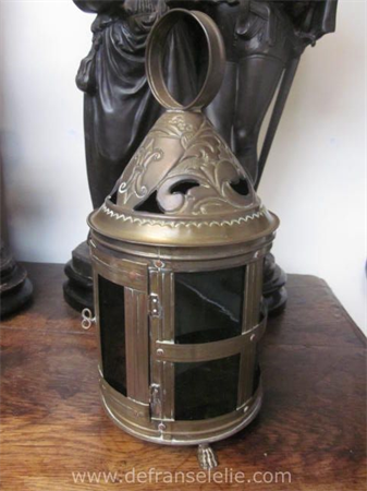 een antieke Hollands koperen lantaarn met groen glazen panelen