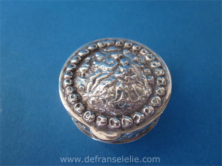 een antiek Duits zilveren pillendoosje