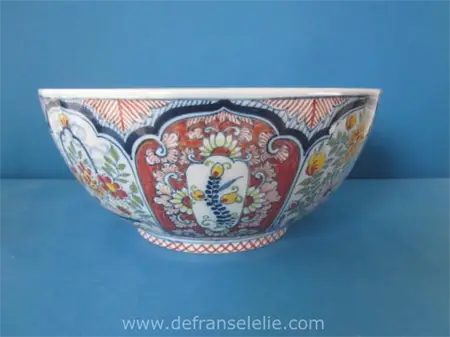 a large polychrome handpainted Makkum bowl Tichelaar