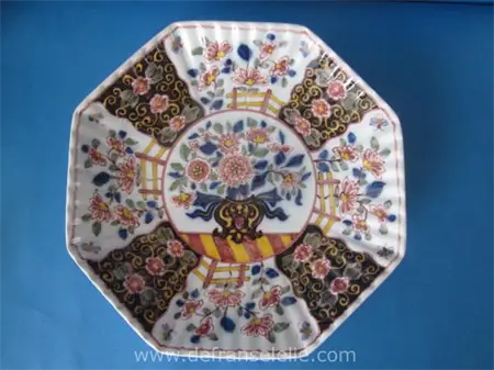 a polychrome hand painted Makkum plate, Tichelaar