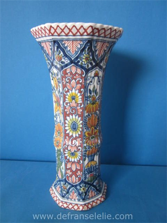 een handbeschilderde polychrome Makkumer aardewerk vaas