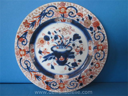 een antiek Chinees porseleinen imari bord