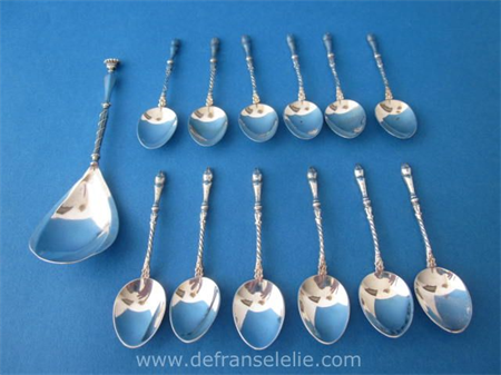 een set van twaalf vintage Hollands zilveren theelepels inclusief bijpassende suikerschep
