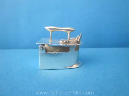 een antiek Hollands zilveren miniatuur strijkijzer