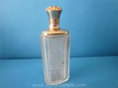 een antiek kristallen odeurflacon met gouden dop