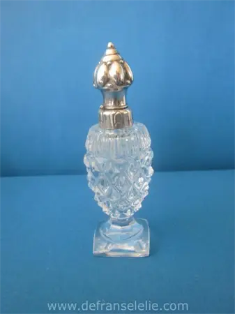 een vintage glazen parfum flacon met zilveren dop