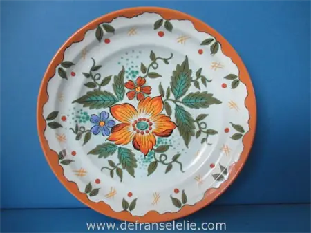 a Gouda Zuid Holland pottery charger Wally