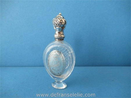 een antiek kristallen odeurflacon met zilveren dop 