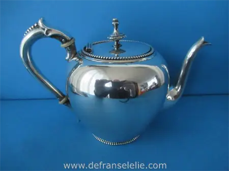 een antiek Hollands zilveren theepot