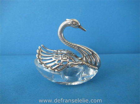een kristallen zoutvaatje in de vorm van een zwaan met zilveren monturen