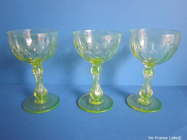 a set of three antique green glass wineglasses : Glas en Kristal: Kunst en Antiek De Franse Lelie, in- en verkoop taxatie van Kunst en Antiek