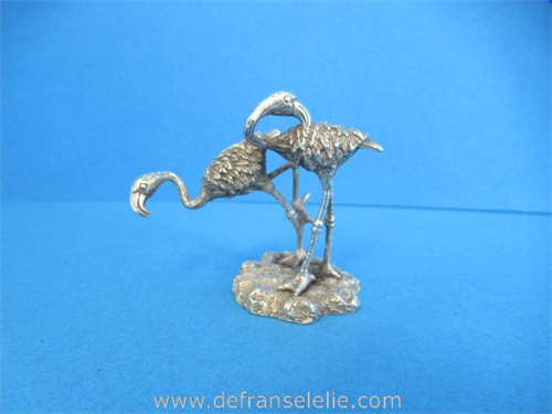een vintage zilveren miniatuur flamingos
