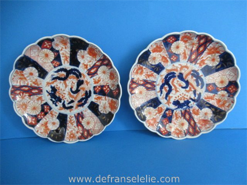 een stel antieke Japans porseleinen imari borden