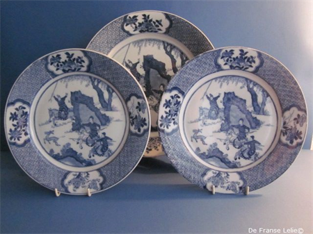 a set of three porcelain plates with Chinese decoration
