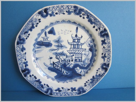 een 18e eeuws Chinees porceleinen blauw wit bord