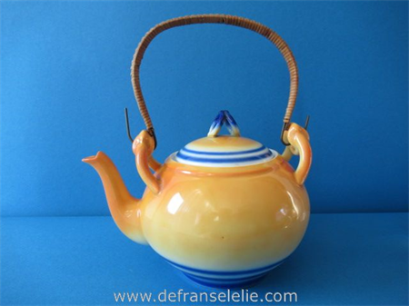 een art deco aardewerk theepot met rieten handvat